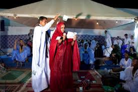 الحكومة تحظر رمي الأوراق النقدية في الحفلات والمناسبات الاجتماعية