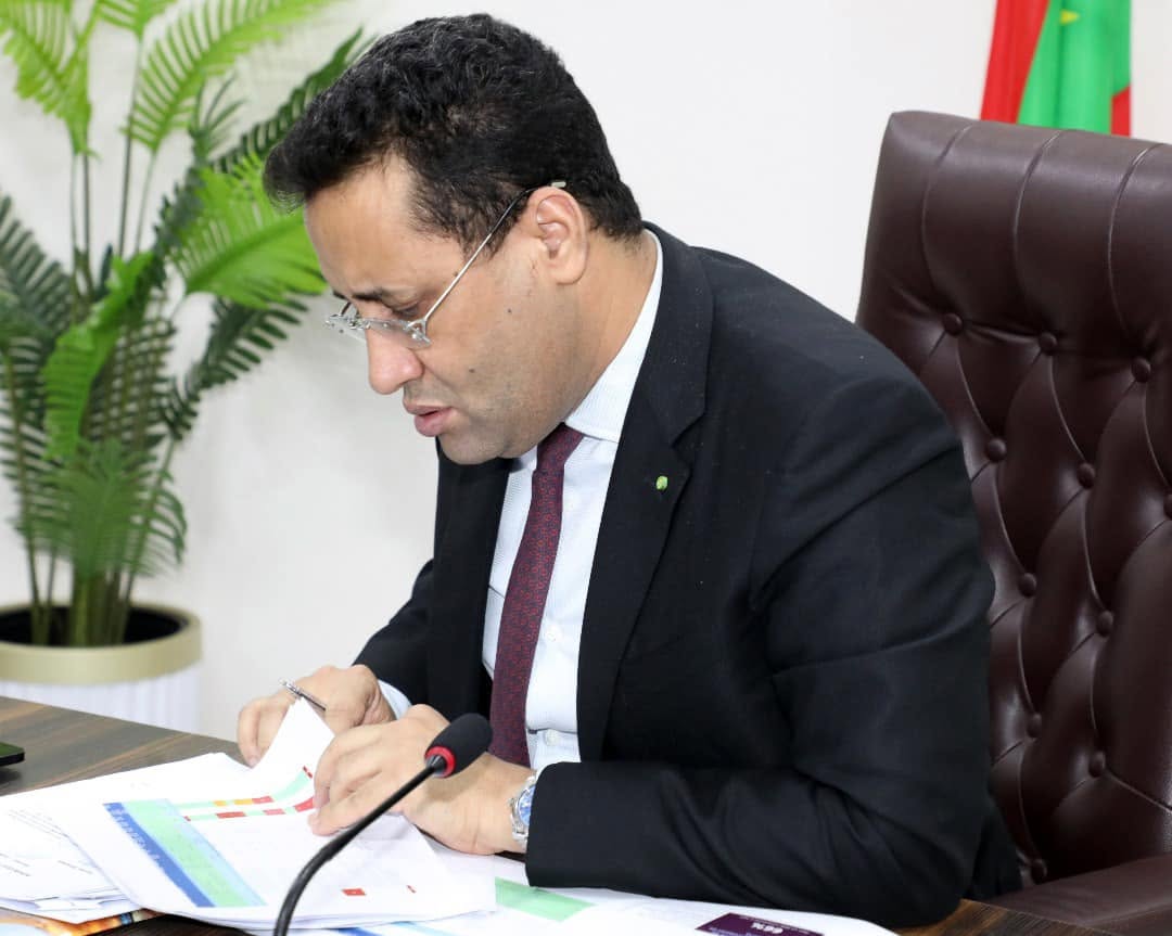 الوزير الأول يجتمع مع اللجنة الوزارية المكلفة بمتابعة تنفيذ المشاريع الكبرى