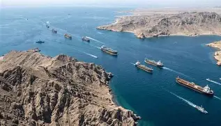 عُمان تفتح ممرا بحريا مؤقتا لضمان استمرار الملاحة في مضيق هرمز