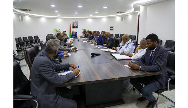 الوزير الأول يقود تقييما شاملا لمسار تصنيف المؤسسات ويأمر بتسريع رقمنة الإجراءات