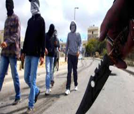 عصابة مسلحة تطعن