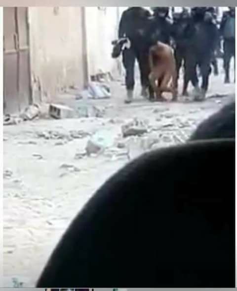 تداول فيديو تقوم فيه الشرطة بتعرية أحد الشباب المتظاهرين بنواكشوط ( الفيديو )