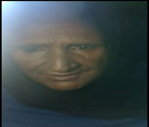 عجوز موريتانية: أجلس على قارعة الطريق أنتظر أخبار إبني وأناشد الرئيس بالتدخل ..