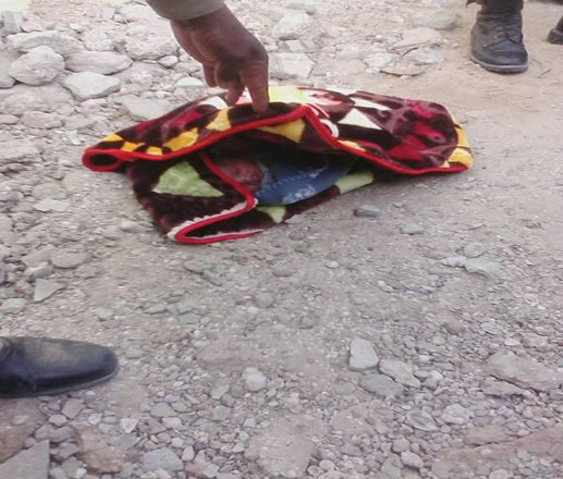 العثور في تيارت على لقيطة حية رمتها امها في كيس ( فيديو )