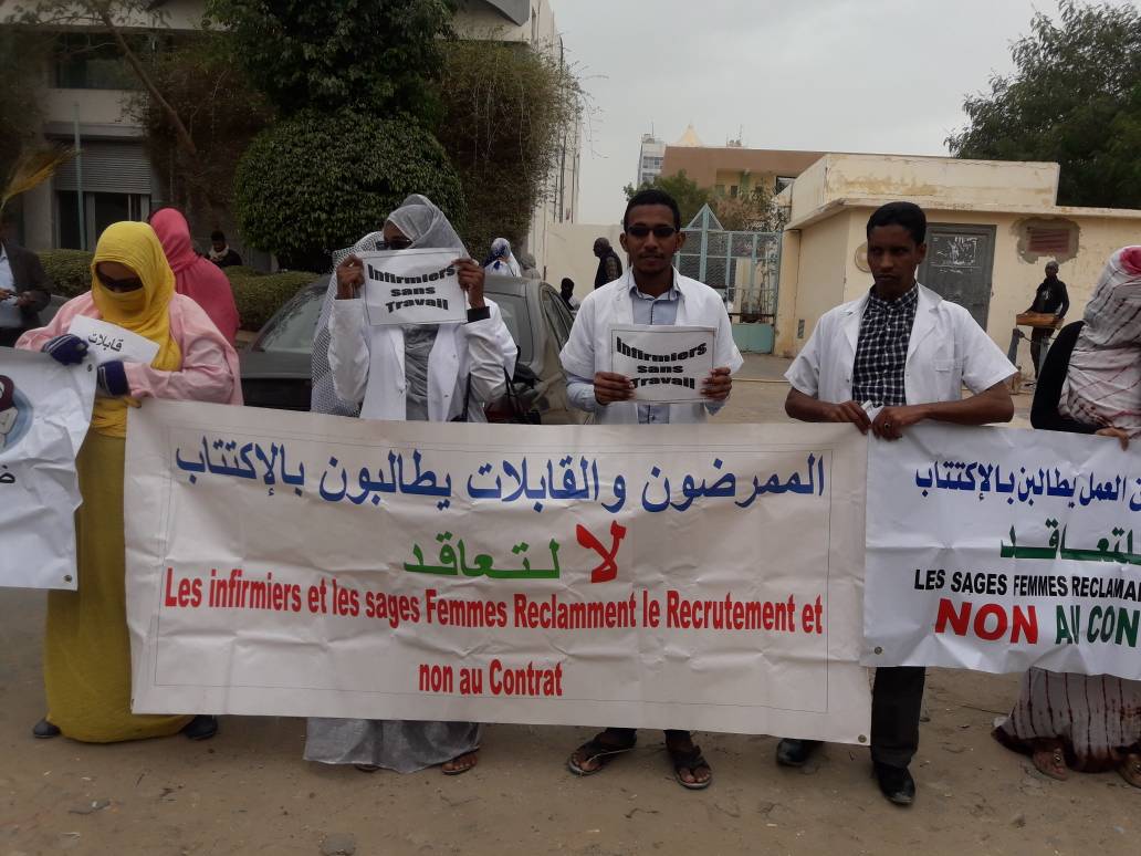 وقفة للممرضين والقابلات للمطالبة بالاكتتاب