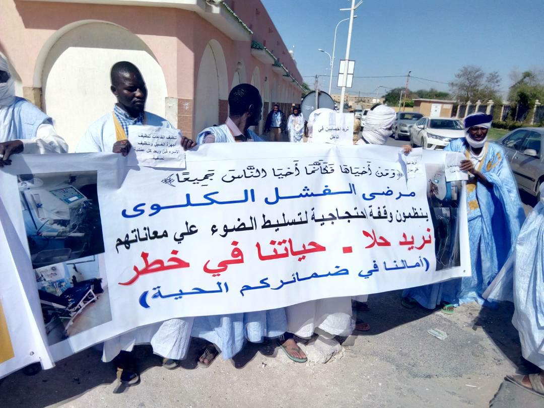 مرضى الفشل الكلوي أمام الرئاسة : حياتنا في خطر
