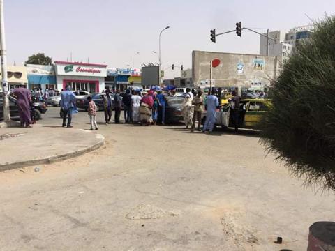سيدة تصدم سائق سيارة أجرة وتتركه يتخبط في جراحه