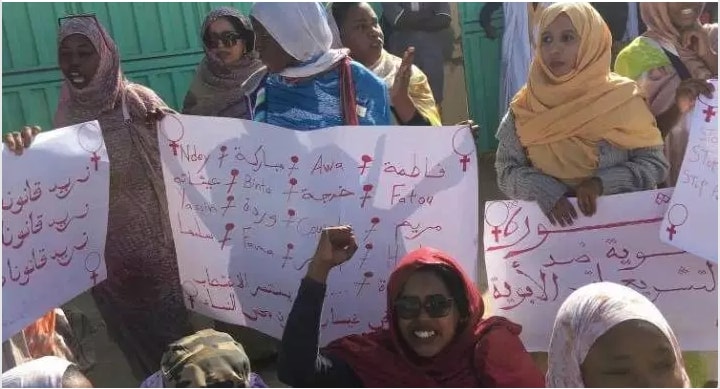 احتجاج لناشطات على سحب الحكومة لقانون النوع
