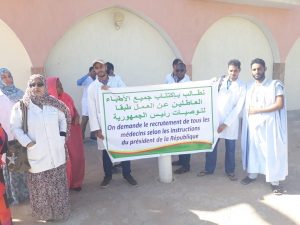 وقفة للأطباء امام الرئاسة: بقدر حاجتنا لرواتب فإن المستشفيات تحتاجنا