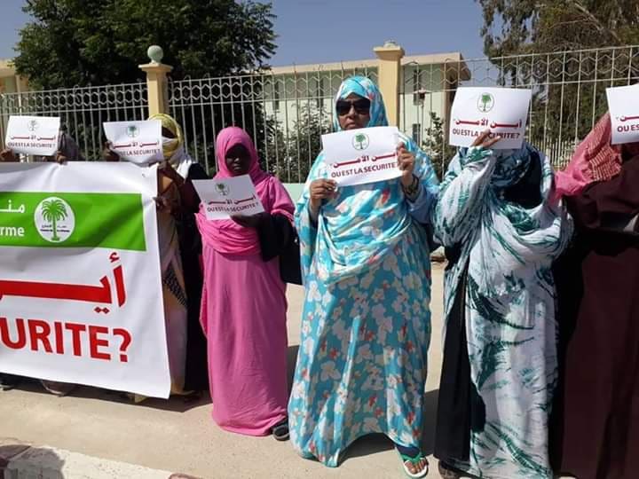 نساء تواصل أمام الرئاسة للمطالبة بتوفير الأمن