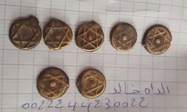 منقب موريتاني يعثر على قطع نقدية يهودية قديمة(صورة)