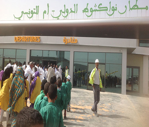 كسر انبوب ماء يغرق موقف الطائرات بمطار أم التونسي