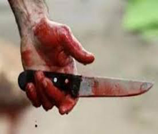 تعرض المختار لطعنات قاتلة من زميله